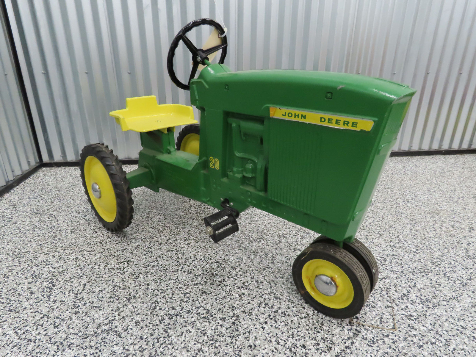 Ertl John Deere  20 Cast Iron Pedal Tractor Mode D-65 - Image 1