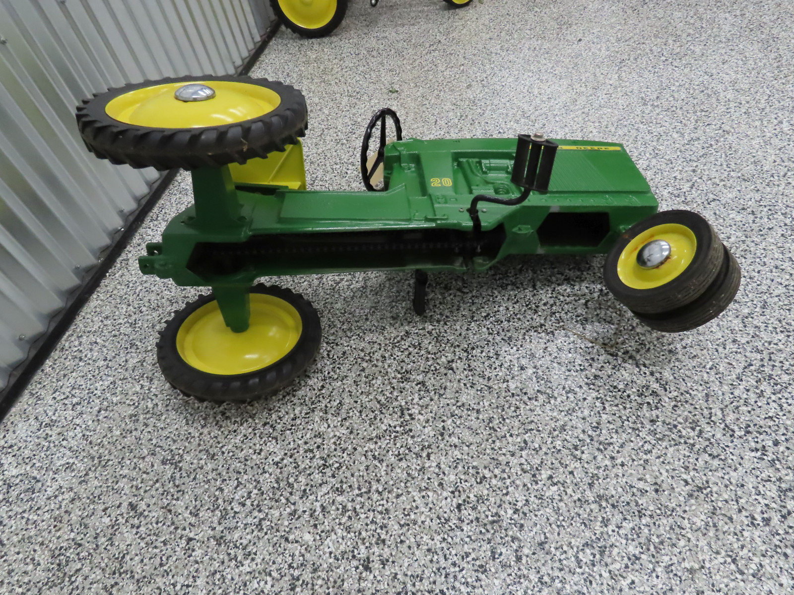Ertl John Deere  20 Cast Iron Pedal Tractor Mode D-65 - Image 10