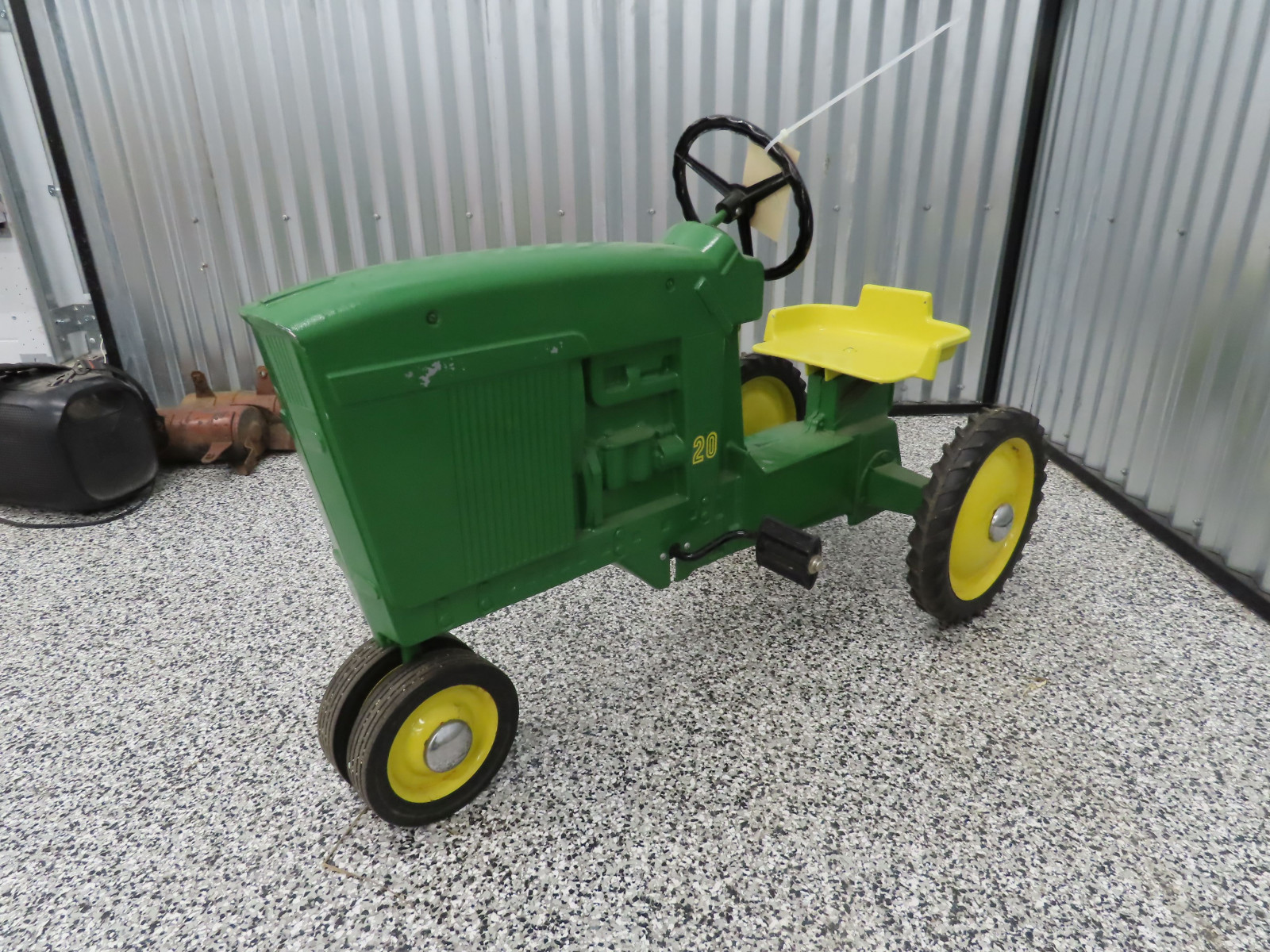 Ertl John Deere  20 Cast Iron Pedal Tractor Mode D-65 - Image 3