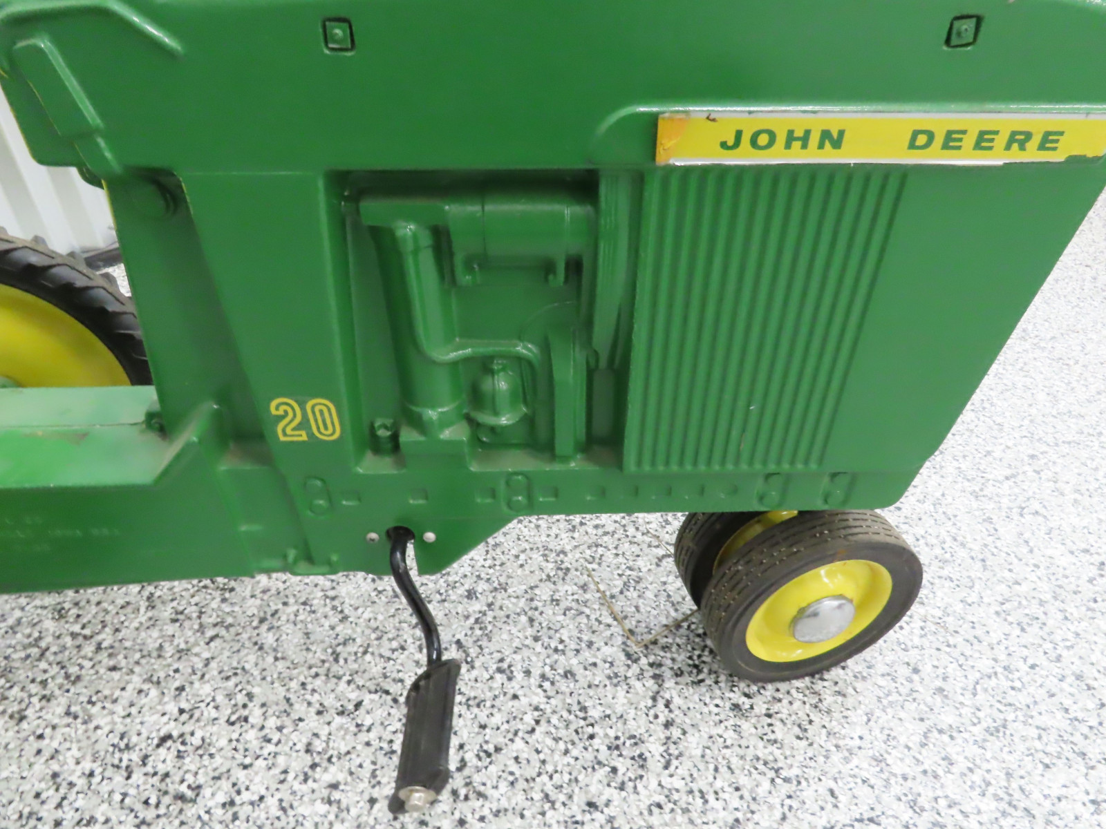 Ertl John Deere  20 Cast Iron Pedal Tractor Mode D-65 - Image 7