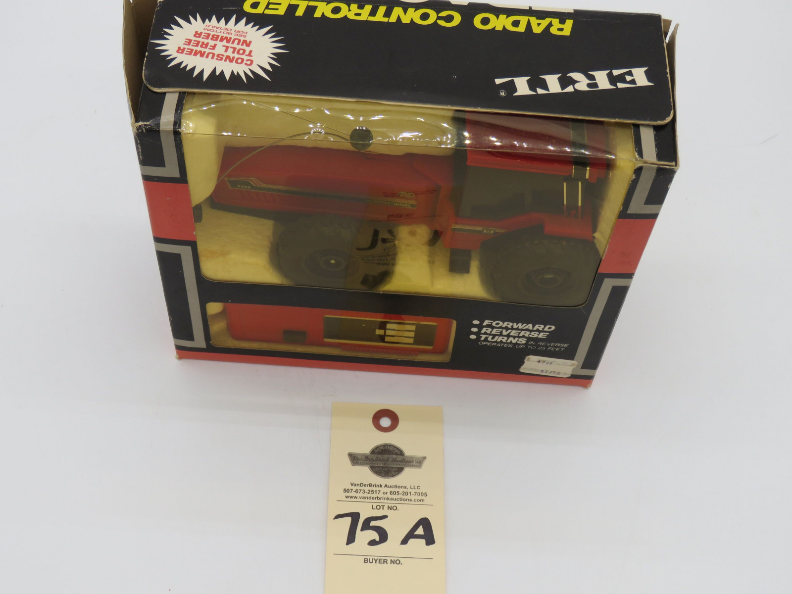 ERTL IH RADIO CONTROLLED TRACTOR FORWARD,REVERSE,TURNS IN REVERSE OPERATES UP TO 25 FEET 1/32ND - Image 2