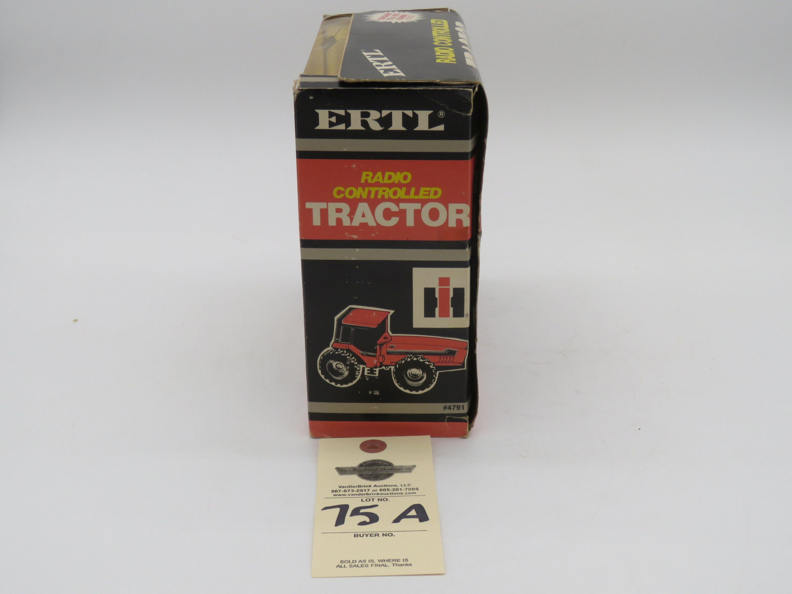 ERTL IH RADIO CONTROLLED TRACTOR FORWARD,REVERSE,TURNS IN REVERSE OPERATES UP TO 25 FEET 1/32ND - Image 4