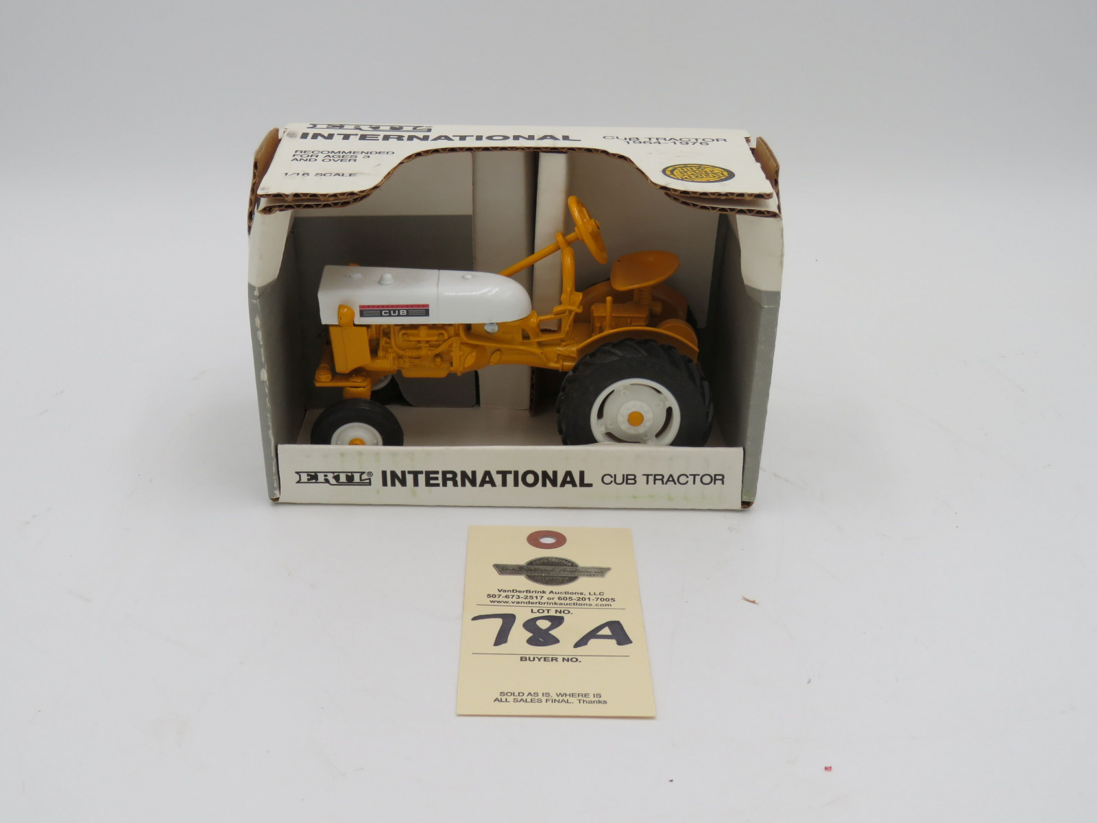 1992 ERTL INTERNATIONAL CUB TRACTOR 1964-1976 1/16 SCALE DIE CAST METAL - Image 1