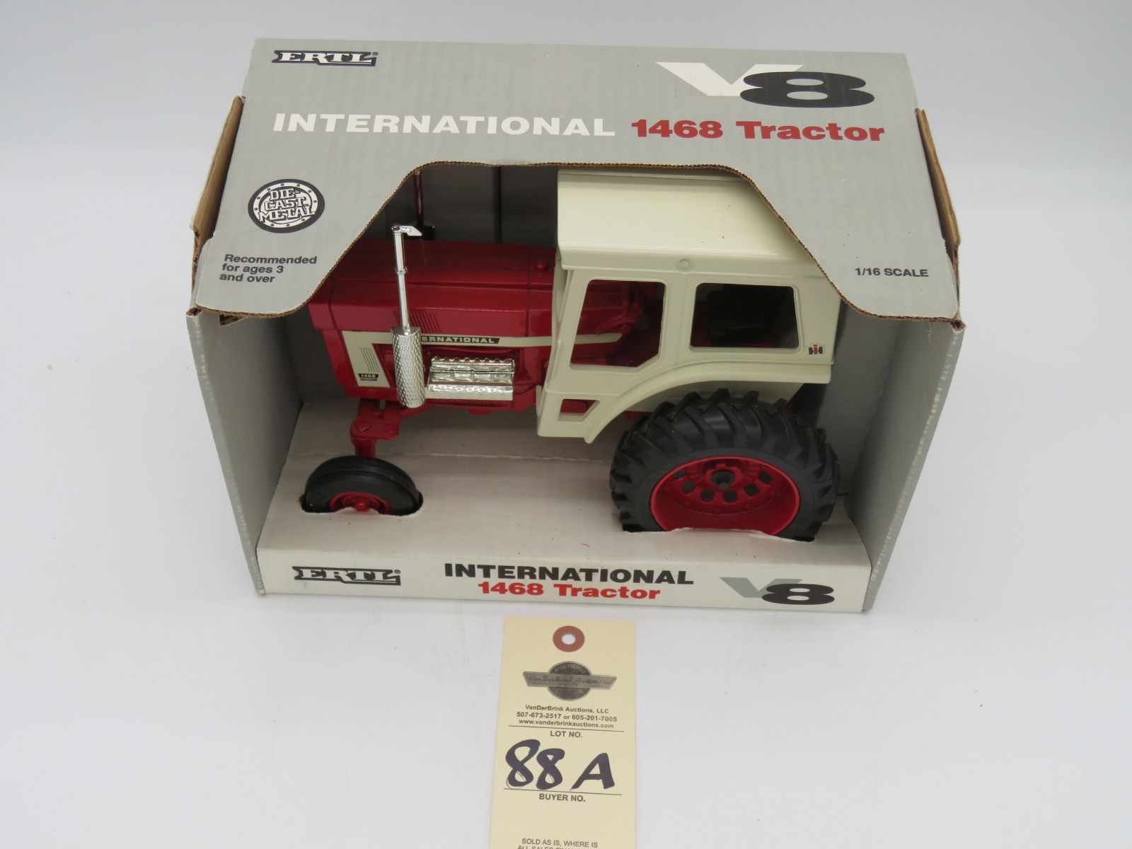 1993 ERTL INTERNATIONAL 1468 TRACTOR V8