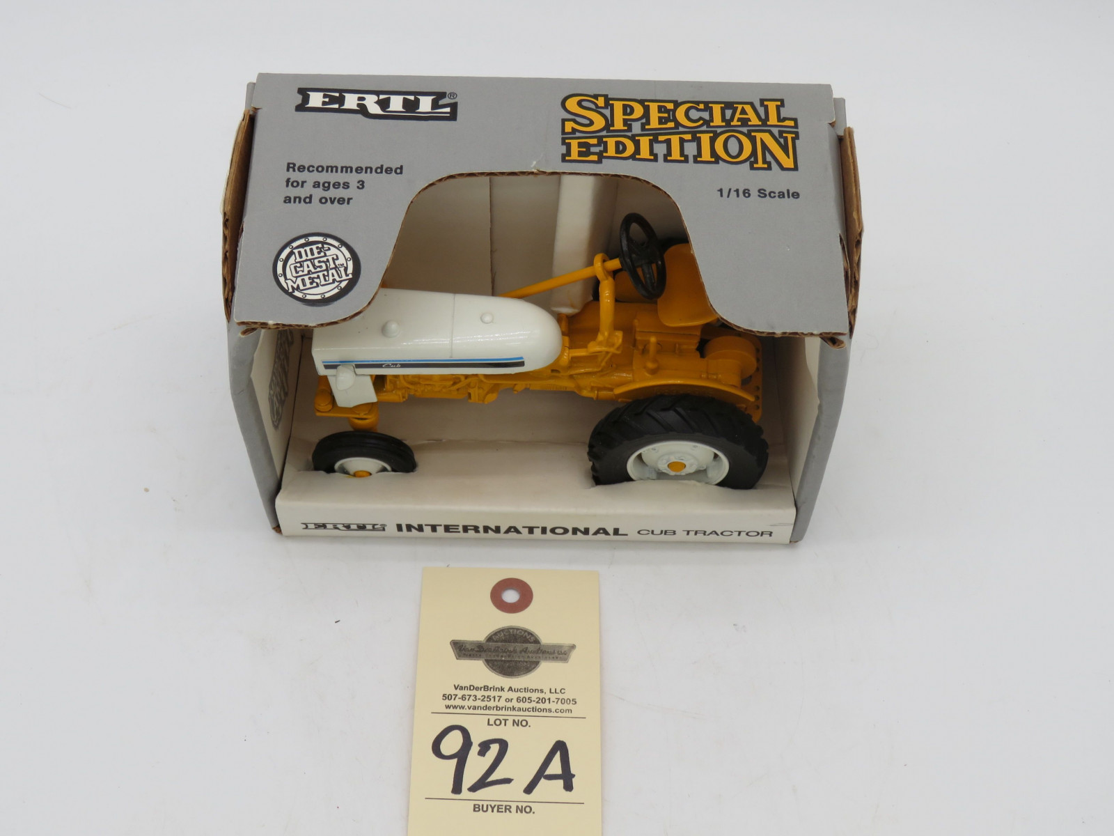 1991 ERTL INTERNATIONAL CUB TRACTOR 1/16 SCALE DIE CAST METAL NIB SPECIAL EDITION - Image 2