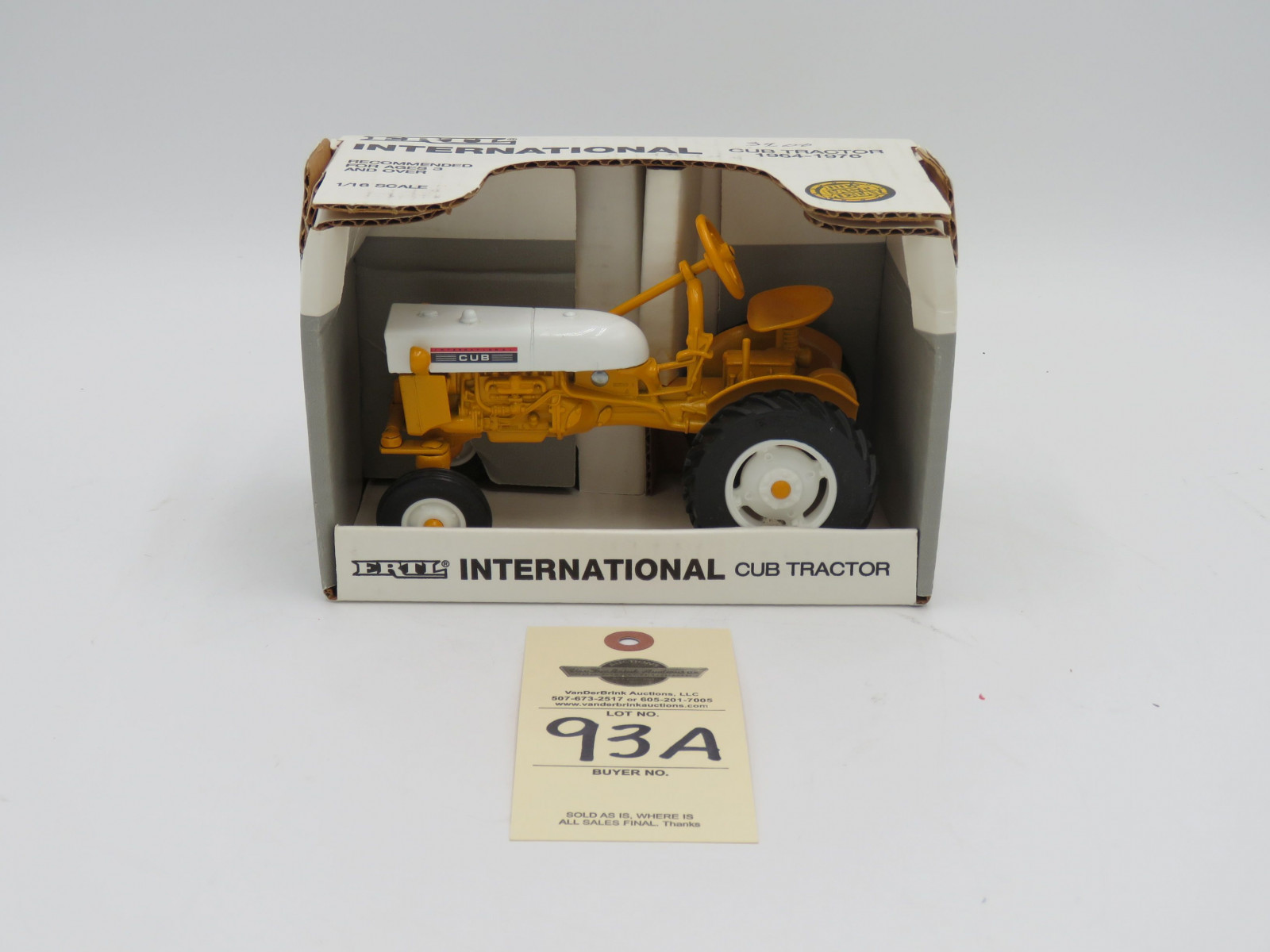 1992 ERTL INTERNATIONAL CUB TRACTOR 1964-1976 DIE CAST METAL 1/16 SCALE  VINTAGE SERIES - Image 1