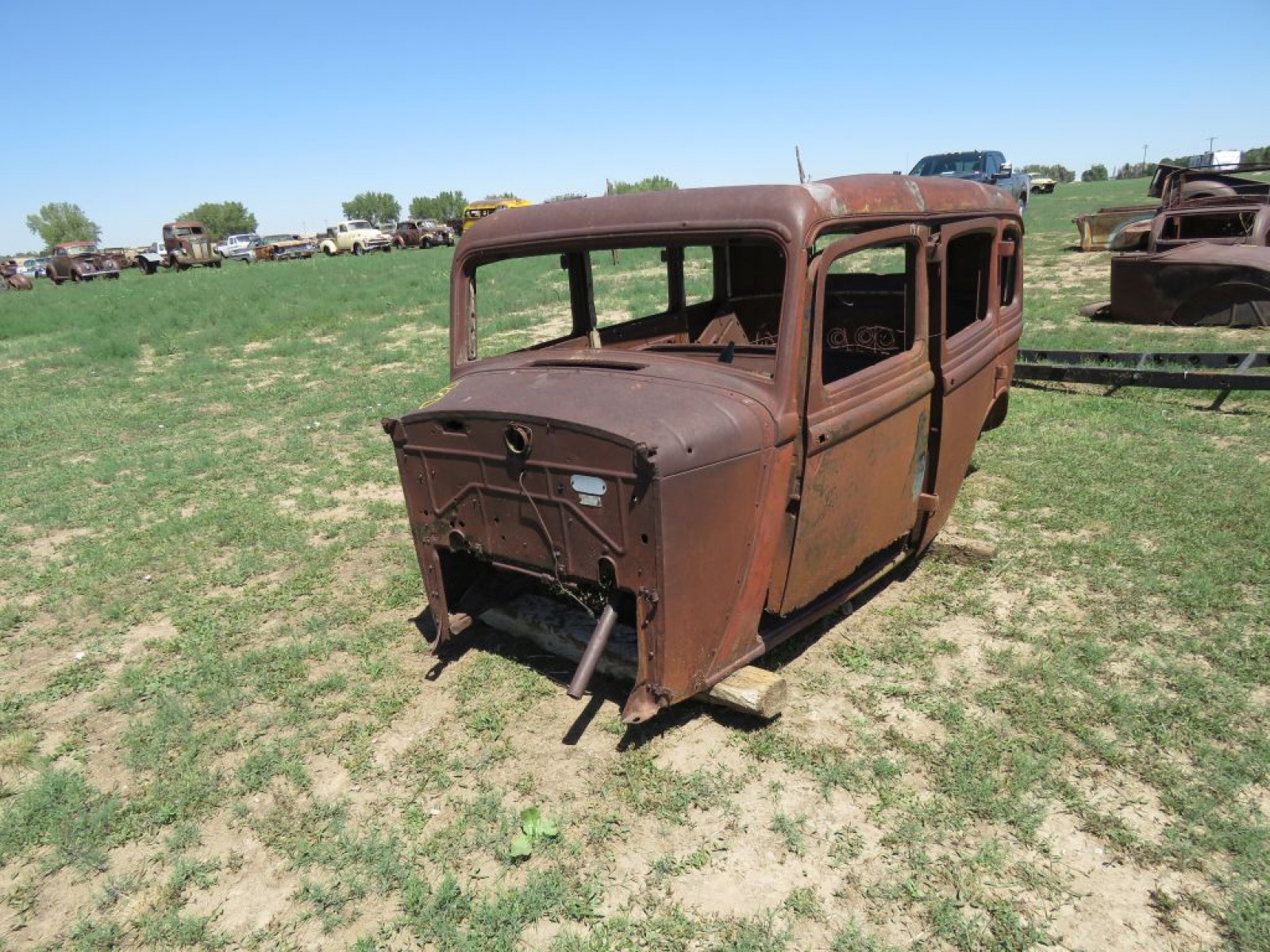 Ford 4dr Sedan Body - Image 2