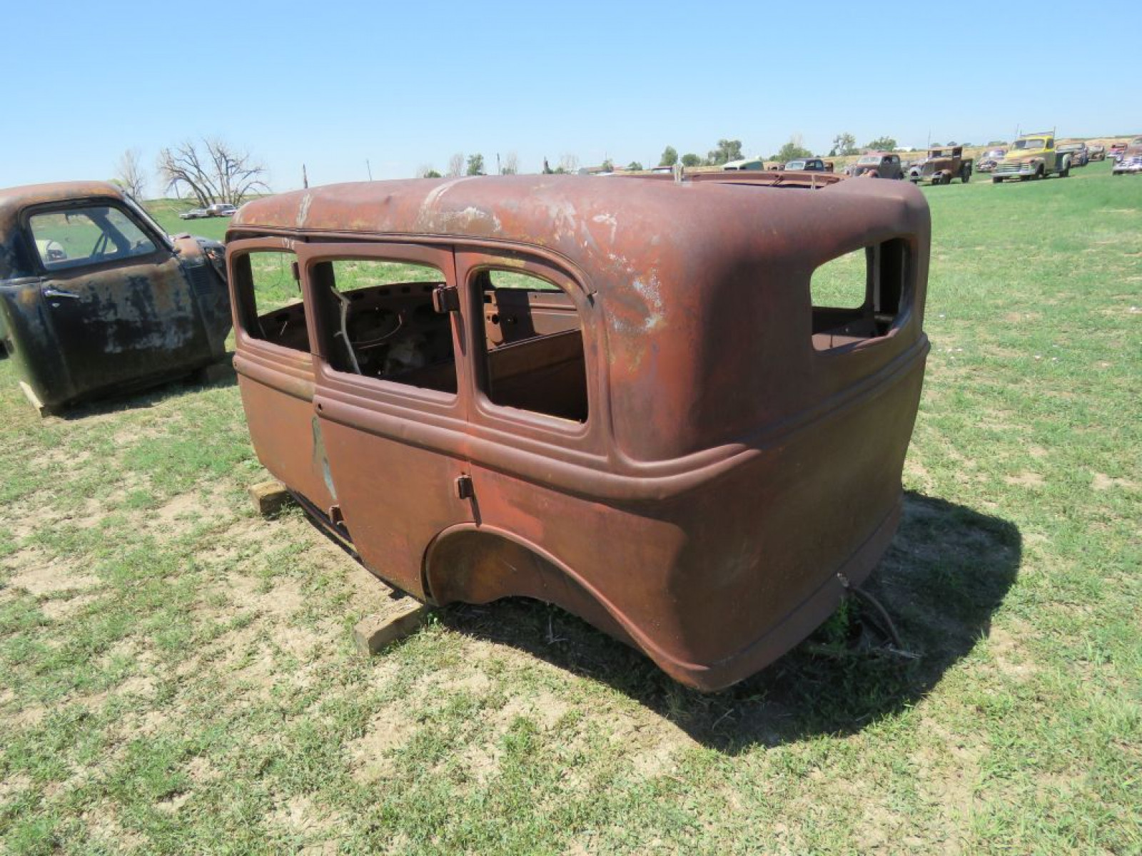Ford 4dr Sedan Body - Image 3