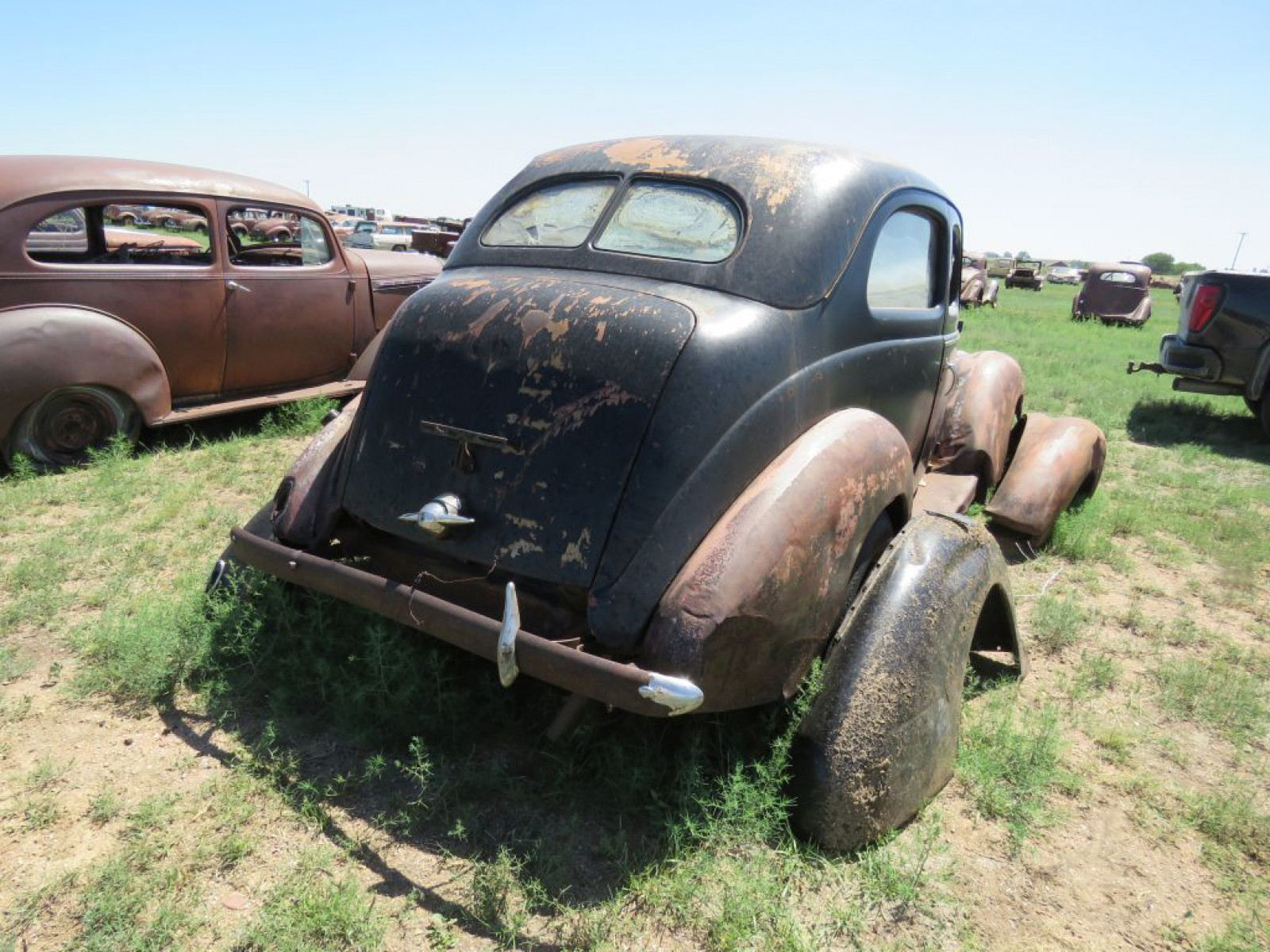 1938 Ford Tudor Deluxe 2dr Sedan - Image 7