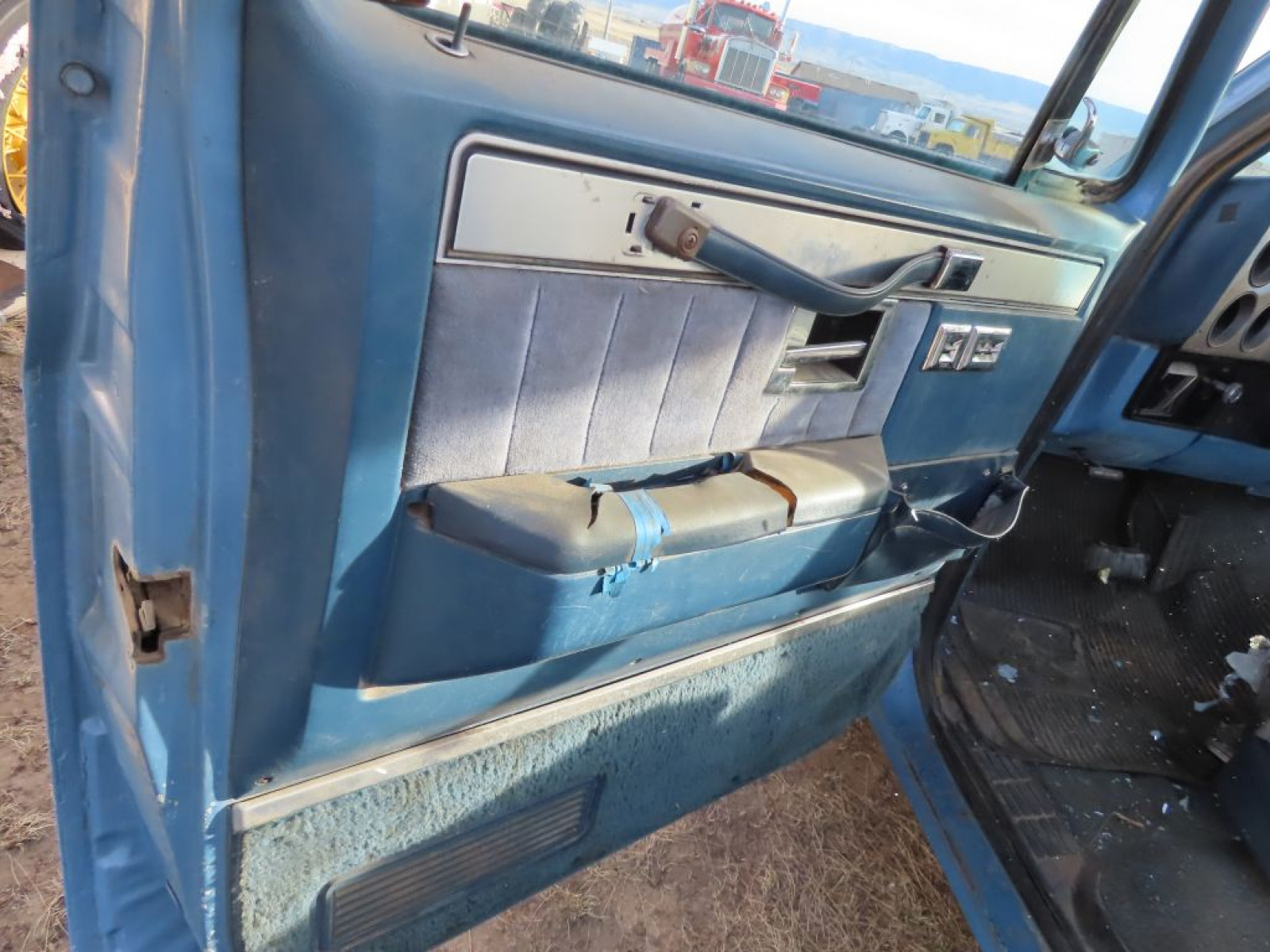 1986 Chevrolet Silverado 1/2 ton Short box Pickup - Image 11