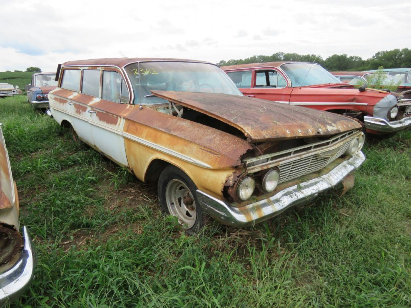 1961 Chevrolet Parkwood 4dr Wagon - Image 2