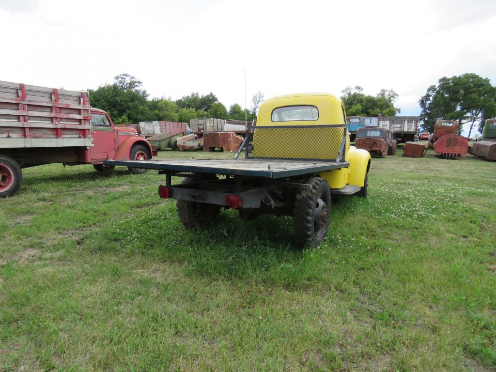 1947 Studebaker 1 1/2 ton Flatbed Truck - Image 4