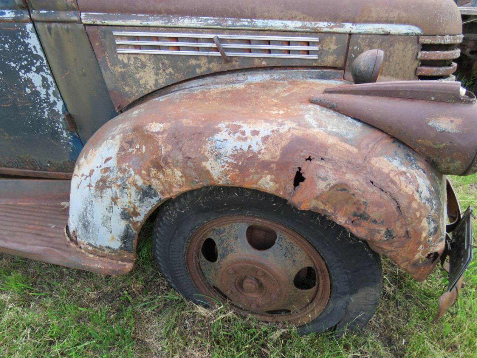 1942 Chevrolet 1 1/2 ton Truck - Image 3