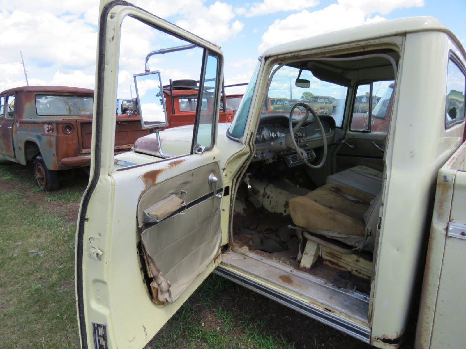 1968 International 1000C Pickup - Image 9