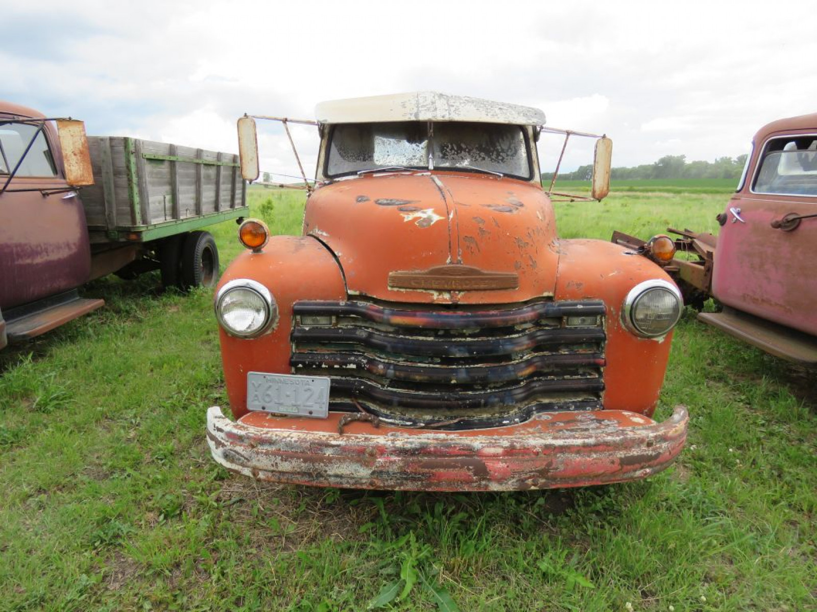 1952 1 1/2 ton Chevrolet Grain Truck - Image 2