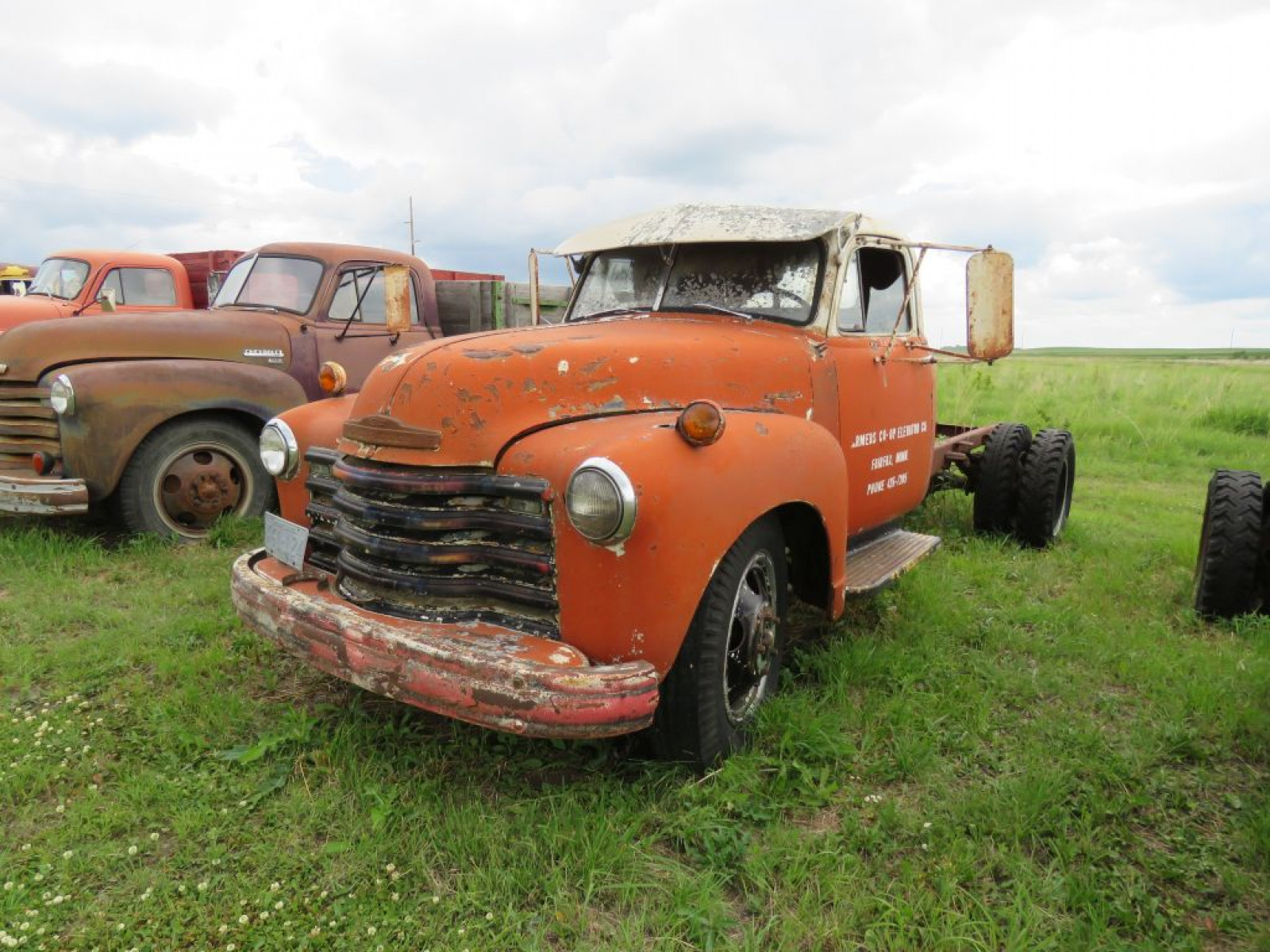 1952 1 1/2 ton Chevrolet Grain Truck - Image 3