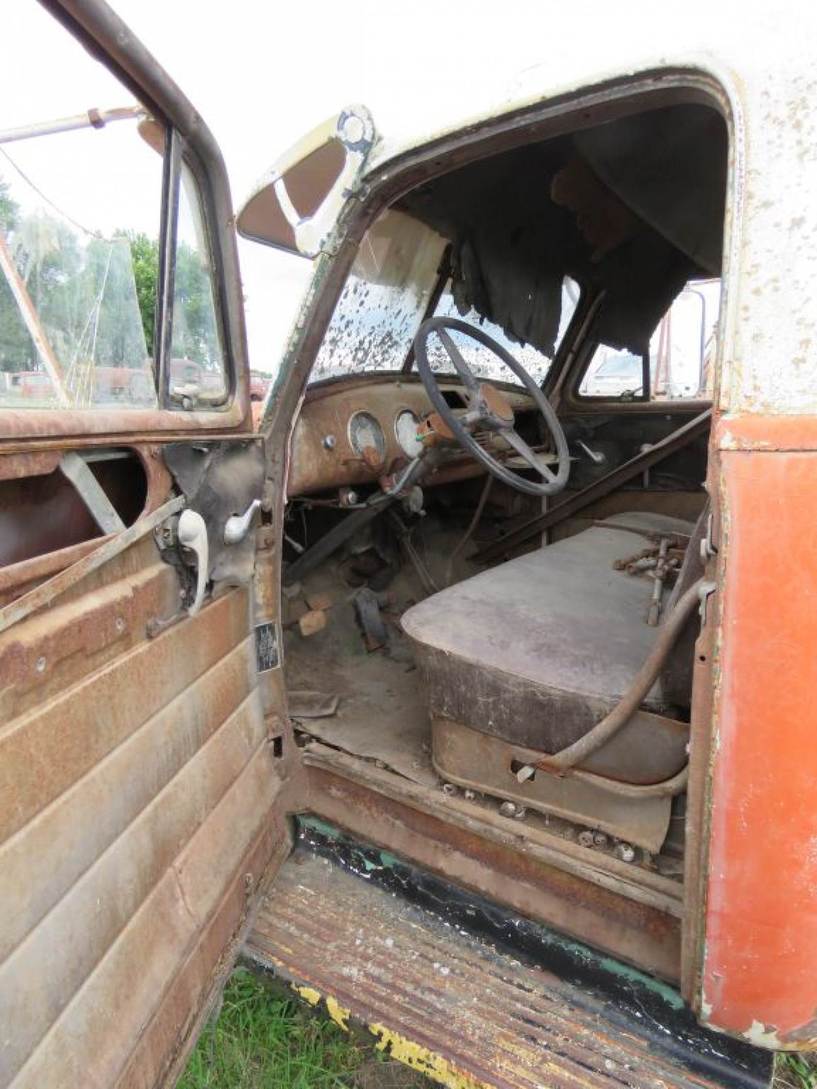 1952 1 1/2 ton Chevrolet Grain Truck - Image 5